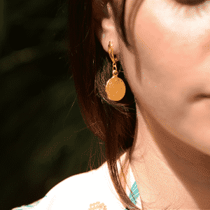 Boucles d'oreilles avec un pendentif gravé pièce