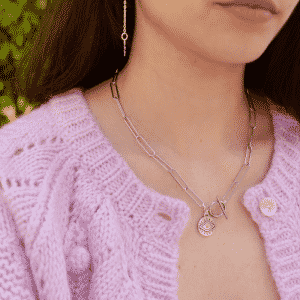 Collier argent chaîne rectangle avec fermoir T à l'avant et un pendentif oeil grec décoré d'un strass rose